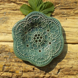 Tenyérnyi szappantartó, Otthon & Életmód, Fürdőszoba, Szappantartó, Kerámia, Fehérre égő   agyagból készült szappantartó. A nyers agyagba csipkét nyomtam,ez adja a szappantartó..., MESKA