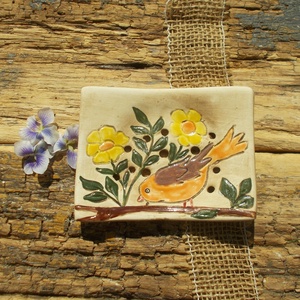 Madárkás szappantartó, Otthon & Életmód, Fürdőszoba, Szappantartó, Kerámia, Ez a szappantartó is fehérre égő agyagból készült . Natúr kerámia ,csak a virágokat és a madárkát  ..., MESKA