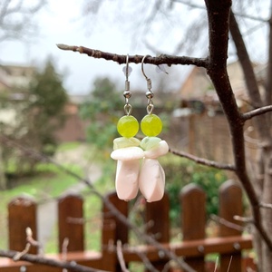 Hóvirág - ásvány és korall fülbevaló - ékszer - fülbevaló - lógó fülbevaló - Meska.hu