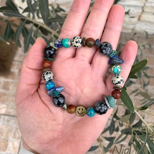 Ének az esőben - ásványkarkötő szmájli köztessel - ékszer - karkötő - karkötő medállal - Meska.hu