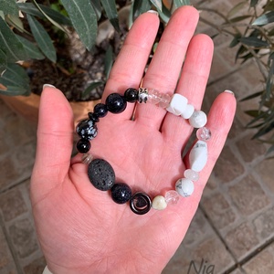 Árny és fény - ásványkarkötő  - ékszer - karkötő - karkötő medállal - Meska.hu