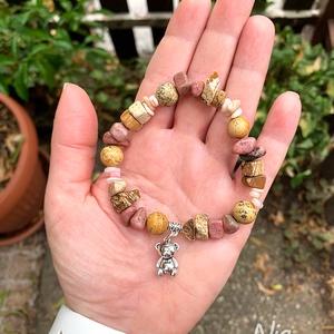 Mackómese - ásványkarkötő maci medállal - ékszer - karkötő - karkötő medállal - Meska.hu