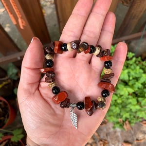 Borbolya - ásványkarkötő falevél medállal - ékszer - karkötő - karkötő medállal - Meska.hu