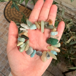 Amazonas - ásványkarkötő leveles köztessel - ékszer - karkötő - karkötő medállal - Meska.hu