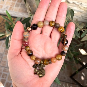 Ágról-ágra - LEFOGLALVA! ásványkarkötő mókus és toboz medállal - ékszer - karkötő - karkötő medállal - Meska.hu