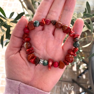 Csipkebokorvessző - korall és ásvány karkötő - ékszer - karkötő - karkötő medállal - Meska.hu