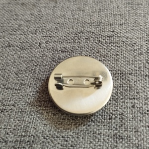 Napraforgós üveg lencsés kitűző  - ékszer - kitűző és bross - kitűző - Meska.hu