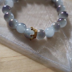 Füst színű karkötő koronával  - ékszer - karkötő - gyöngyös karkötő - Meska.hu