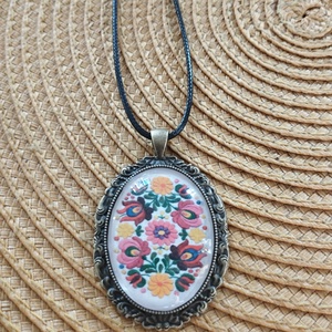 Népi mintájú üveg lencsés nyaklánc  - ékszer - nyaklánc - medálos nyaklánc - Meska.hu