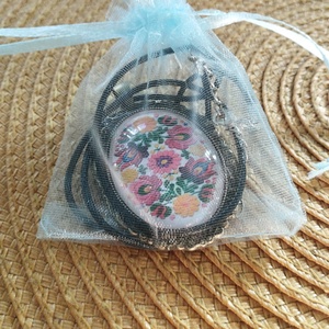 Népi mintájú üveg lencsés nyaklánc  - ékszer - nyaklánc - medálos nyaklánc - Meska.hu