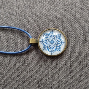 Népi mintás üveg lencsés nyaklánc  - ékszer - nyaklánc - medálos nyaklánc - Meska.hu