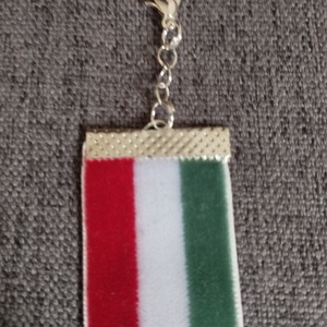 Nemzeti színű bársony szalag karkötő - ékszer - karkötő - gyöngyös karkötő - Meska.hu