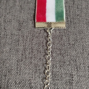 Nemzeti színű bársony szalag karkötő - ékszer - karkötő - gyöngyös karkötő - Meska.hu