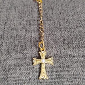 Nemzeti színű bársony szalag karkötő kereszt medállal - ékszer - karkötő - gyöngyös karkötő - Meska.hu