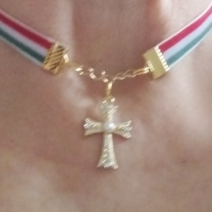 Nemzeti színű bársony szalag choker nyaklánc kereszt medállal, Ékszer, Nyaklánc, Medál, Ékszerkészítés, MESKA