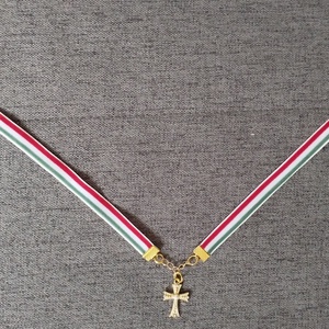 Nemzeti színű bársony szalag choker nyaklánc kereszt medállal - ékszer - nyaklánc - medál - Meska.hu
