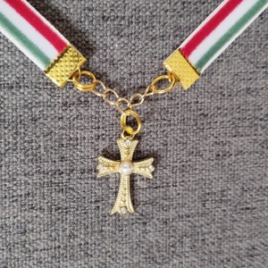 Nemzeti színű bársony szalag choker nyaklánc kereszt medállal - ékszer - nyaklánc - medál - Meska.hu