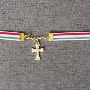 Nemzeti színű bársony szalag choker nyaklánc kereszt medállal - ékszer - nyaklánc - medál - Meska.hu