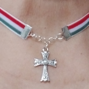 Nemzeti színű bársony szalag choker nyaklánc kereszt medállal, Ékszer, Nyaklánc, Medál, Ékszerkészítés, MESKA