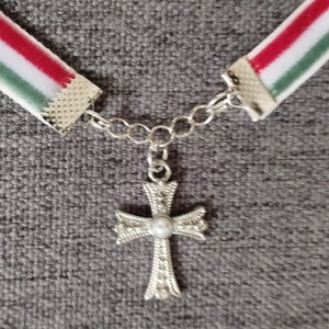 Nemzeti színű bársony szalag choker nyaklánc kereszt medállal - ékszer - nyaklánc - medál - Meska.hu
