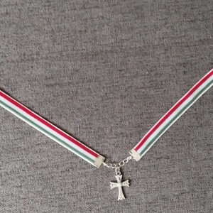 Nemzeti színű bársony szalag choker nyaklánc kereszt medállal - ékszer - nyaklánc - medál - Meska.hu