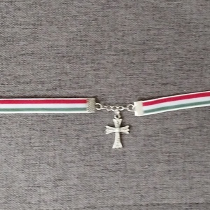 Nemzeti színű bársony szalag choker nyaklánc kereszt medállal - ékszer - nyaklánc - medál - Meska.hu