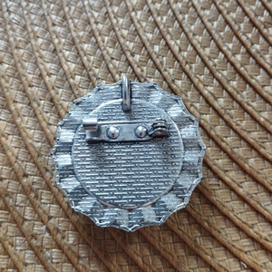 Nemzeti színű kokárda kitűző ezüst színű fém alapon  - ékszer - kitűző és bross - kitűző - Meska.hu
