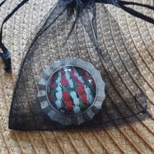 Nemzeti színű kokárda kitűző ezüst színű fém alapon  - ékszer - kitűző és bross - kitűző - Meska.hu