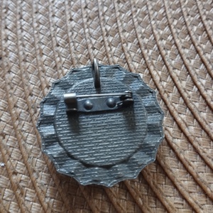 Nemzeti színű kokárda kitűző bronz színű fém alapon  - ékszer - kitűző és bross - Meska.hu