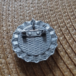 Nemzeti színű kokárda kitűző ezüst színű fém alapon  - ékszer - kitűző és bross - kitűző - Meska.hu