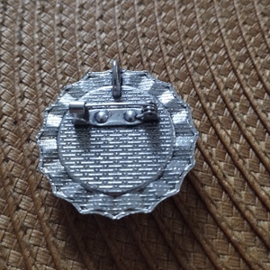 Nemzeti színű kokárda kitűző ezüst színű fém alapon  - ékszer - kitűző és bross - kitűző - Meska.hu