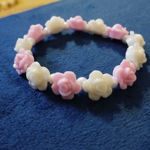 Gyermek karkötő rózsákkal  - ékszer - karkötő - gyöngyös karkötő - Meska.hu