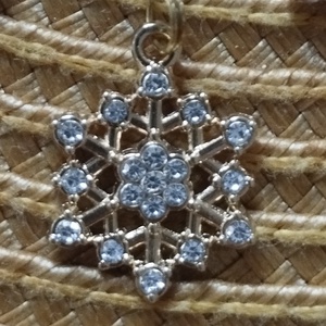 Nyaklánc fülbevaló orvosi acél szett ezüst színű hópehellyel  - ékszer - fülbevaló - fülékszer - Meska.hu