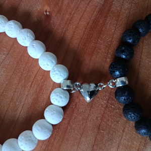 Szerelmes  karkötő láva kőből mágneses szívvel  - ékszer - karkötő - gyöngyös karkötő - Meska.hu