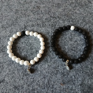 Szerelmes  karkötő láva kőből mágneses szívvel  - ékszer - karkötő - gyöngyös karkötő - Meska.hu