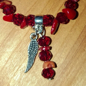 karkötő vörös korall ásványból és csiszolt üveg gyöngyből  - ékszer - karkötő - gyöngyös karkötő - Meska.hu