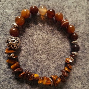 Karkötő tigris szem ásványból  oroszlánnal  - ékszer - karkötő - gyöngyös karkötő - Meska.hu