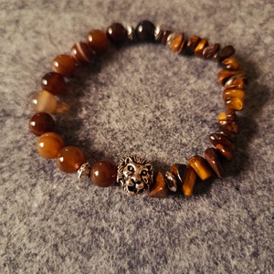Karkötő tigris szem ásványból  oroszlánnal  - ékszer - karkötő - gyöngyös karkötő - Meska.hu
