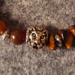 Karkötő tigris szem ásványból  oroszlánnal  - ékszer - karkötő - gyöngyös karkötő - Meska.hu