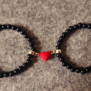 Szerelmes  karkötő piros mágneses szívvel  - ékszer - karkötő - gyöngyös karkötő - Meska.hu