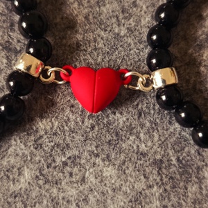 Szerelmes  karkötő piros mágneses szívvel  - Meska.hu