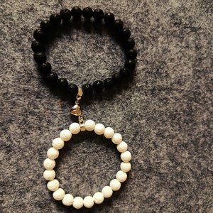 Szerelmes  karkötő láva kőből mágneses szívvel  - ékszer - karkötő - gyöngyös karkötő - Meska.hu