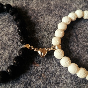 Szerelmes  karkötő láva kőből mágneses szívvel  - Meska.hu