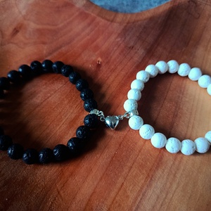 Szerelmes  karkötő láva kőből mágneses szívvel  - ékszer - karkötő - gyöngyös karkötő - Meska.hu