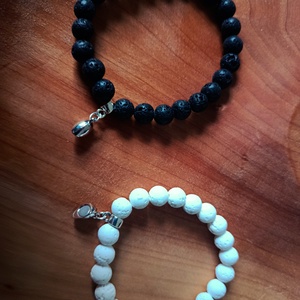 Szerelmes  karkötő láva kőből mágneses szívvel  - ékszer - karkötő - gyöngyös karkötő - Meska.hu