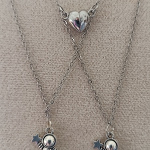 Szerelmes űrhajós nyaklánc  - ékszer - nyaklánc - medálos nyaklánc - Meska.hu