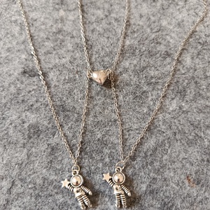 Szerelmes űrhajós nyaklánc  - ékszer - nyaklánc - medálos nyaklánc - Meska.hu