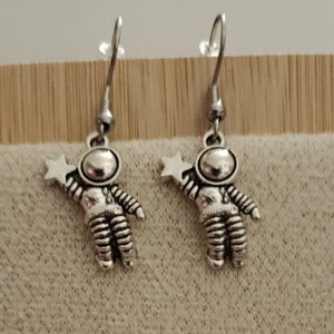 fülbevaló űrhajós fityegővel  - ékszer - fülbevaló - lógó fülbevaló - Meska.hu