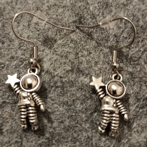 fülbevaló űrhajós fityegővel  - ékszer - fülbevaló - lógó fülbevaló - Meska.hu