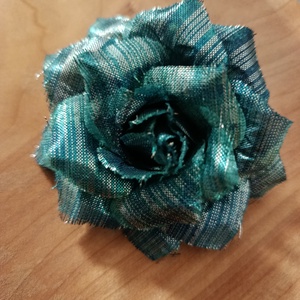 Rózsa kitűző  - Meska.hu